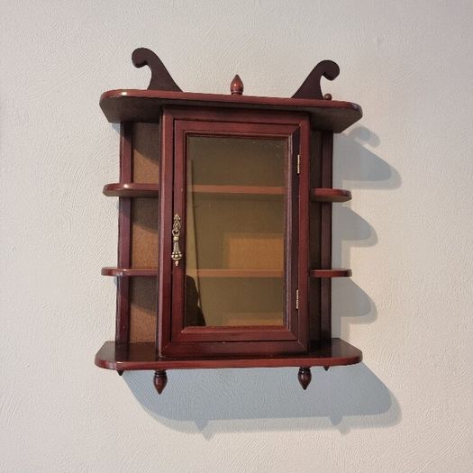 display small item's miniature clocks and such like