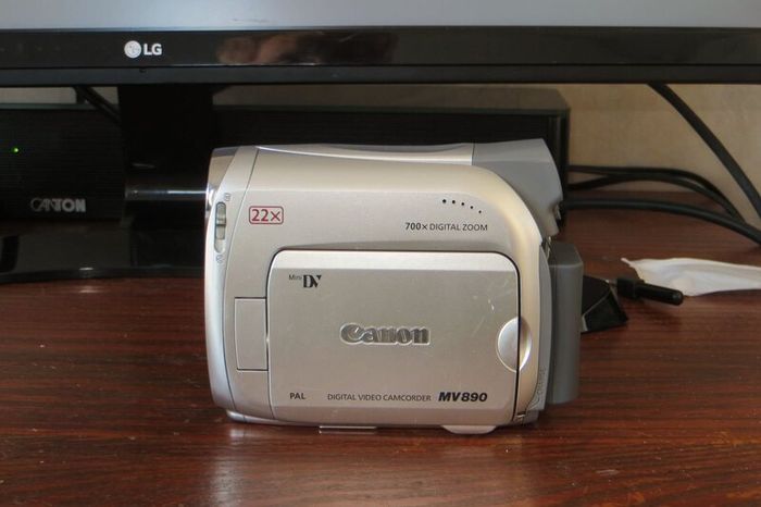 Canon MV890 mini DV camcorder