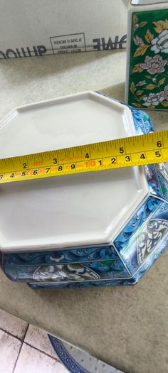 4 different ietms -1- Jingdezhen Porcelain 101/4 -inch Dragon Rice Grain Luncheon Plate - Vintage Blue and White Chinese Design is slieght chip at the edge 15.00 euro.2- Vintage Japanese octagonal porcelain bowl, commonly crafted in the traditional Arita 