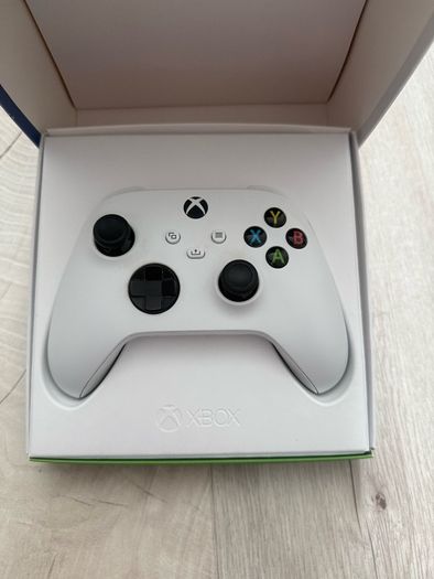 2 xbox controllers