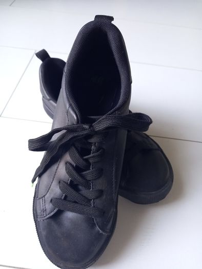 Girls trainers