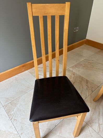 Dining table with 6 matching seats