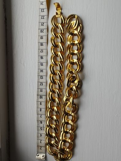 A striking and stylish vintage gold-tone necklace.