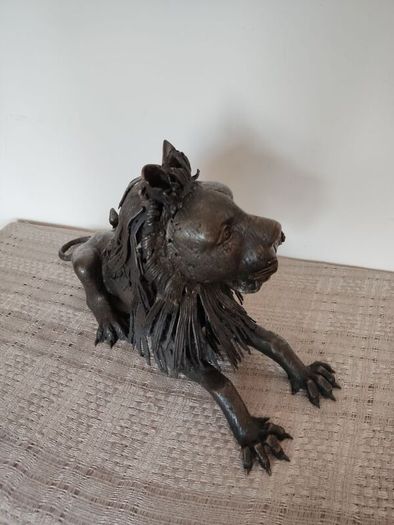 Large sculpture of bronze Lion.Weight: 7.450 kg