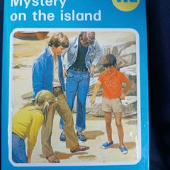 Mystery on the Island Ladybird Key Words Reading Scheme 11a