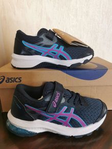 Girl's runners NEW size UK 9