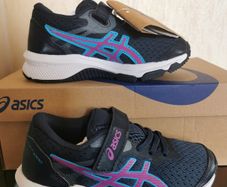 Girl's runners NEW size UK 9