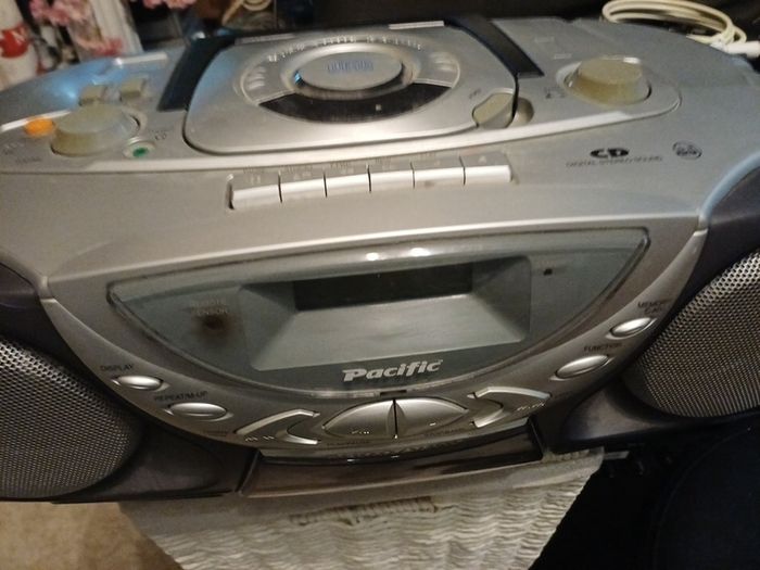 Pacific cd and radio player