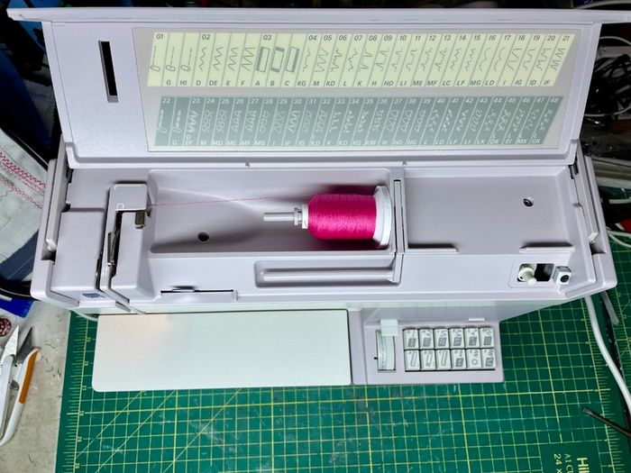 PFAFF 1051 Heavy Duty Sewing Machine - With IDT - Just serviced - Like new condition