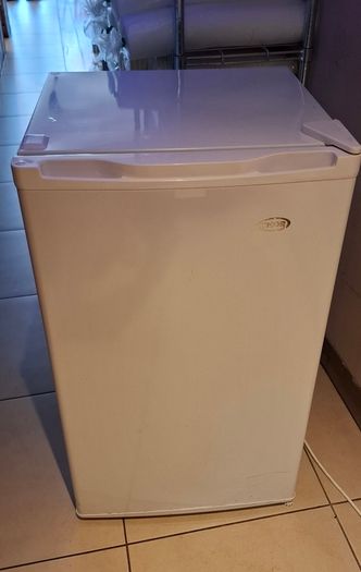 under counter fridge with small freezer