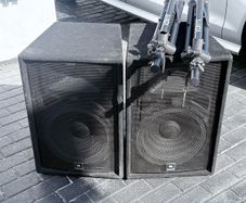 2 Jbl jrx 215 speakers and stands