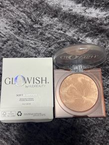 Huda beauty Glowish soft radiant bronzer in 01