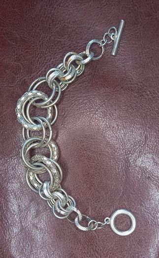 Vintage jewelry is sold individually for 5 to 10 euros