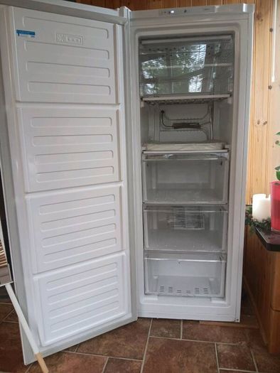 Upright freezer