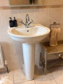 Bathroom sink & tap