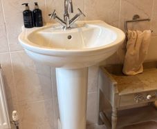 Bathroom sink & tap