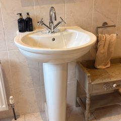 Bathroom sink & tap