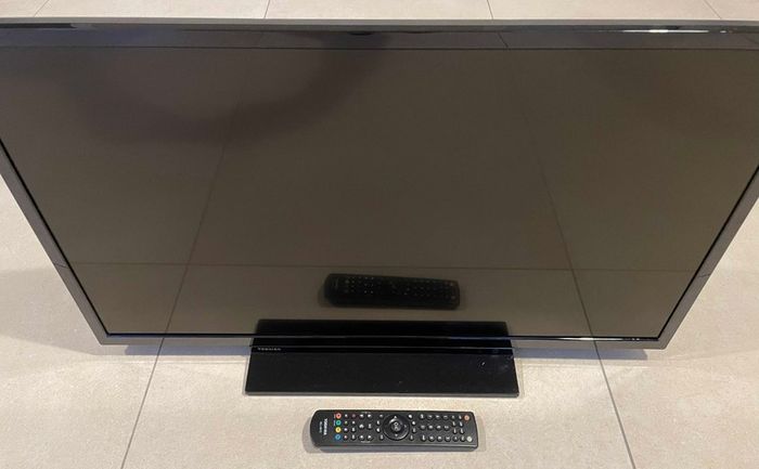 Toshiba 32 inch Smart TV, Antenna + Stand