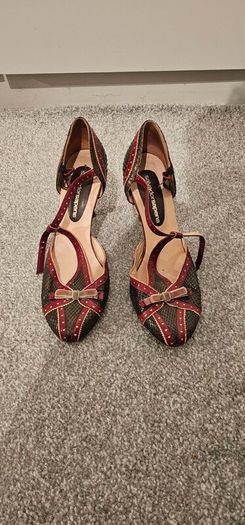 Ladies shoes