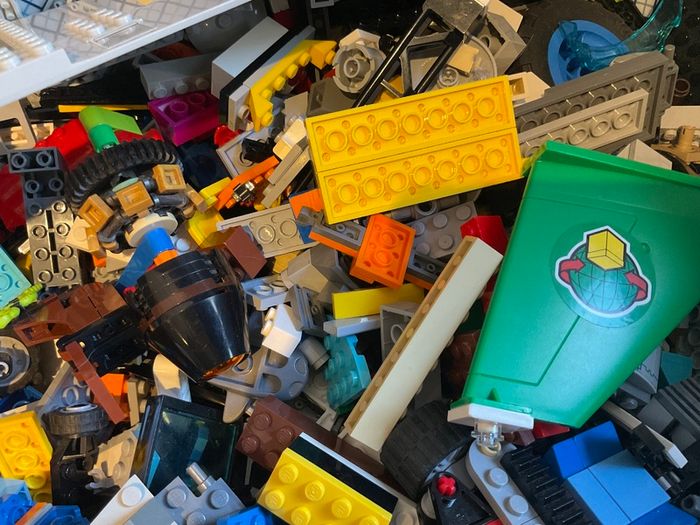 Lego - 5kg of Lego pieces contained in a treasure chest