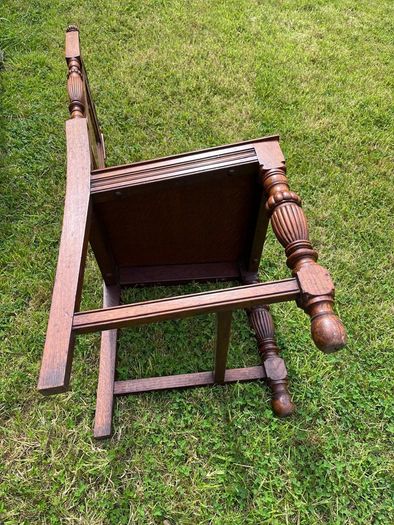 A charming pair of late Victorian carved oak Hall chairs richly modelled,  Cirka 1890's.