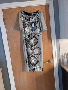 Anonymous  Ivory & Black  Textuured Border Shift Dress.   S. 14    B.N.W.T.
