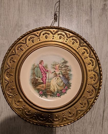 Wall plaque courting couple