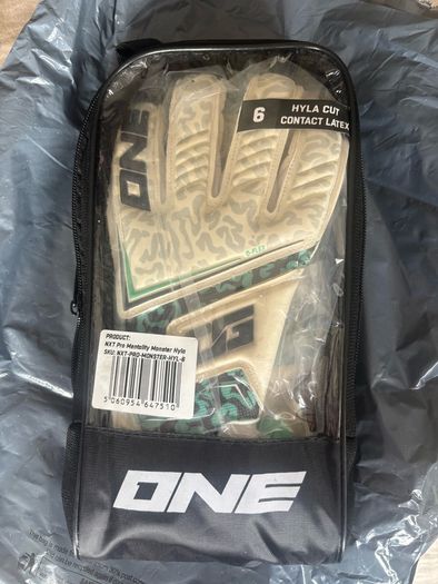One Glove Soccer Gloves Junior Size 6