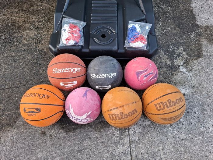 Everlast Basketball Hoop/Stand c/w 7 basket balls and nets