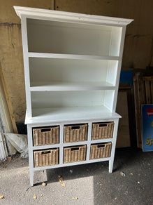 Dresser unit with baskets