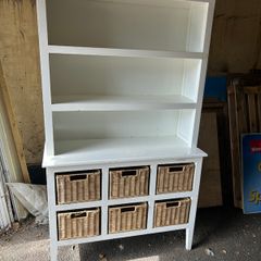 Dresser unit with baskets