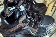 Lv boys trainer size 10