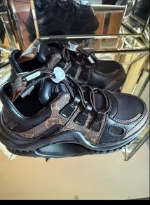 Lv boys trainer size 10