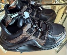 Lv boys trainer size 10