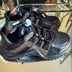 Lv boys trainer size 10
