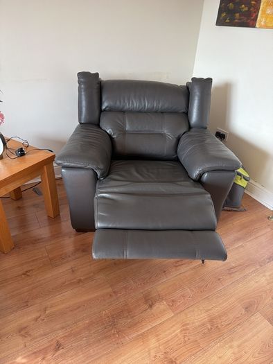 2 Electric Recliner Armchairs Dark Brown  Excellent Condition