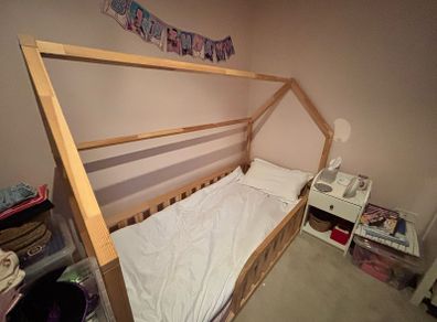 Toddler floor bed