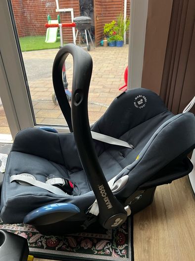 Maxi Cosi car seat + 2 iso fix bases