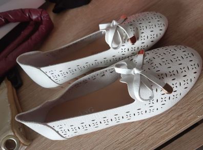 white flat shoes size UK 2