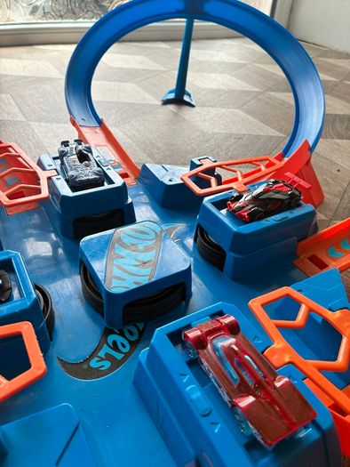 Hot wheels criss cross crash track