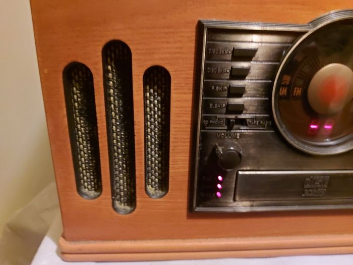 Replica vintage music system, 3 CD changer, Radio, Tape and Phono (Record Player) in lovely wooden Box Model Cl-1018, in very good condition
