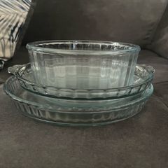 Set of 3 Pyrex dishes