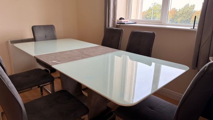 Extending Dinning Table with 6 Chairs
