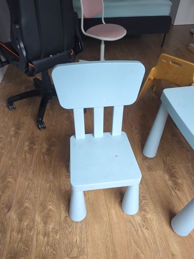 kids table and chairs