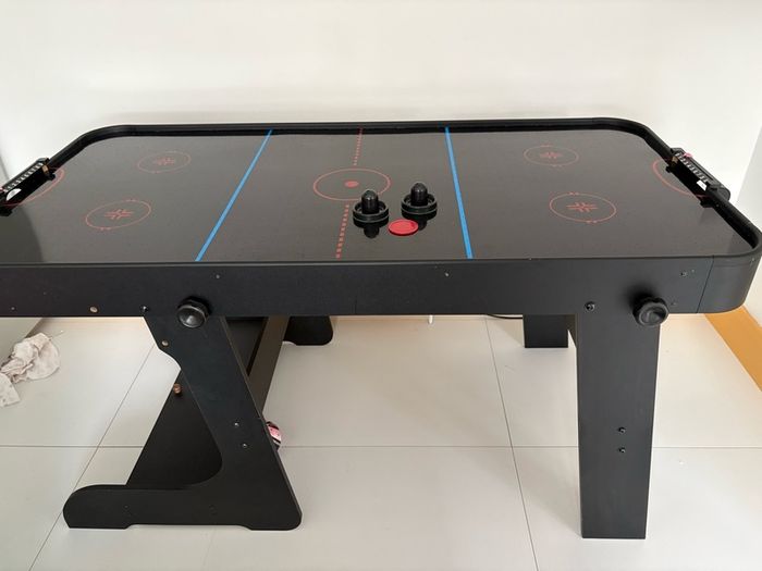 Air hockey table