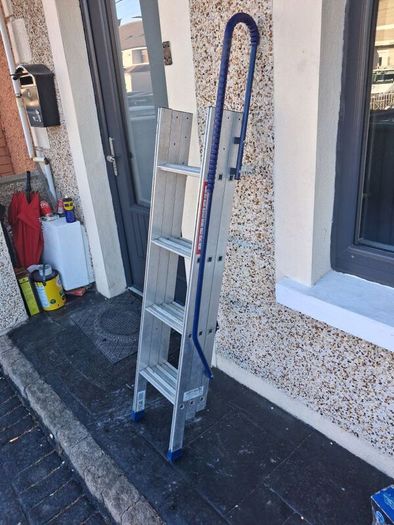 Three piece extendable ladder