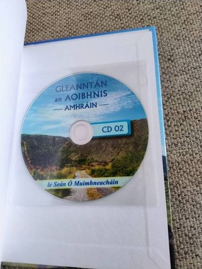 Gleanntan an Aoibhnis Danta agus Amhrain le Sean O Muimhneacain 2011 signed by the author plus 2 CDs included see photos FREE STANDARD POSTAGE INCLUDED