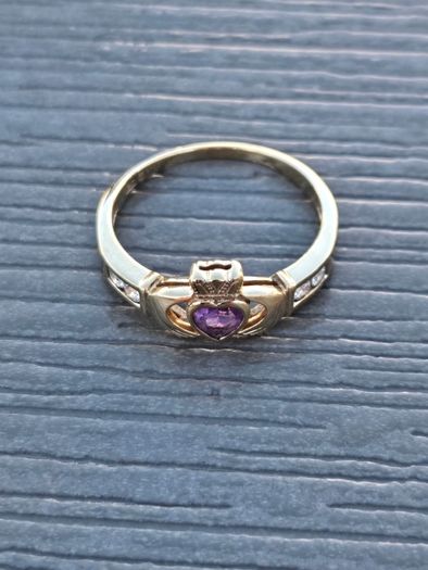 9ct Yellow Gold Amethyst Claddagh Ring