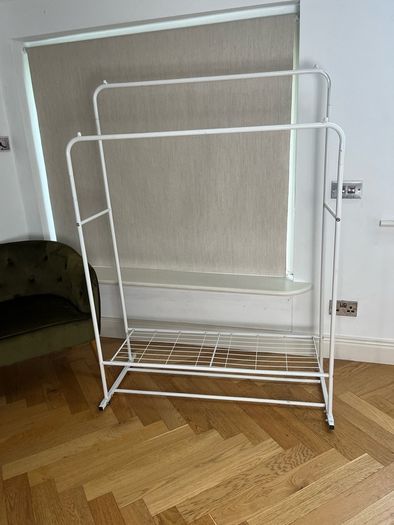 Double clothes hanging rail