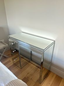 mirrored vanity table